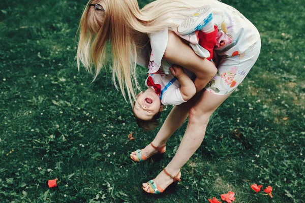 Jonge moeder met haar zoontje — Stockfoto