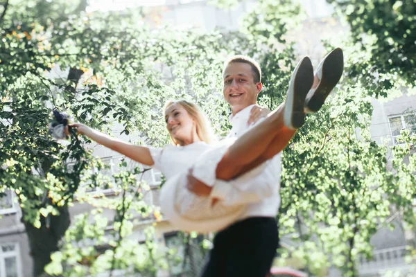 Recém-casados no dia do casamento — Fotografia de Stock