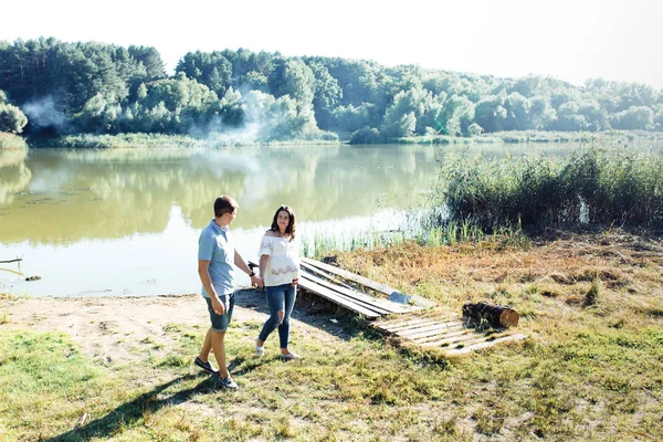 Man en zwangere vrouw in de buurt van lake — Stockfoto