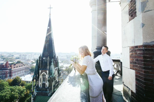 Szép esküvő házaspár a torony — Stock Fotó