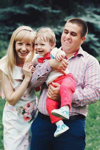 Familia feliz con niño pequeño — Foto de Stock