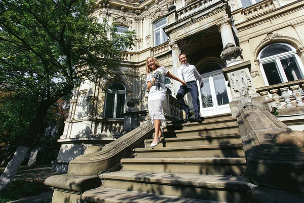 Pasgetrouwden op hun trouwdag — Stockfoto