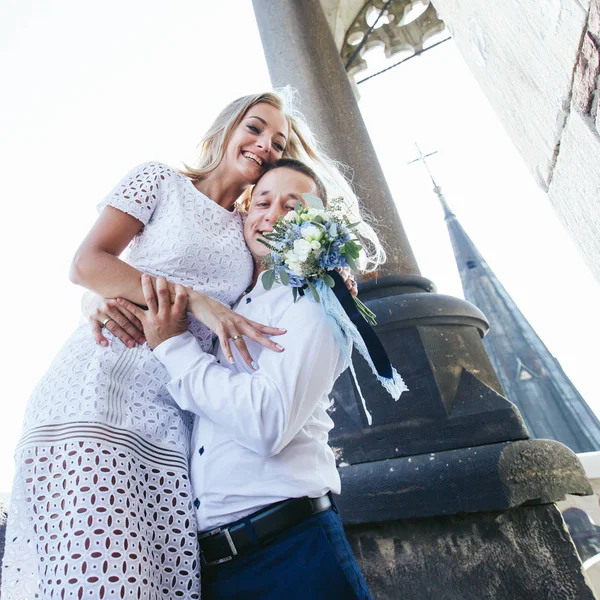 Bonita pareja de boda en la torre —  Fotos de Stock