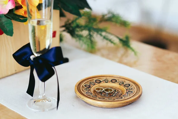 나무 접시에 결혼 반지 — 스톡 사진