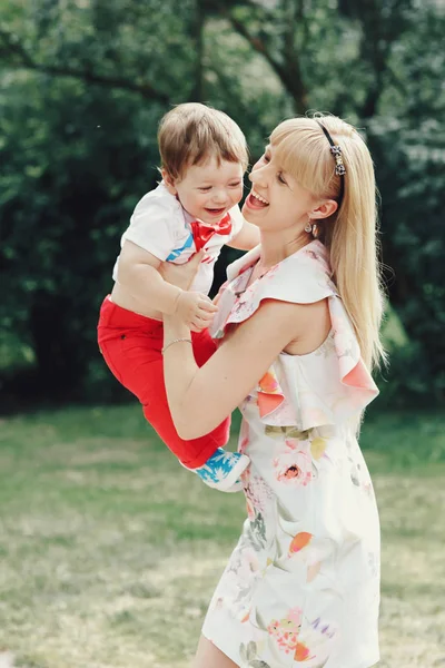 Joven mamá con su pequeño hijo — Foto de Stock