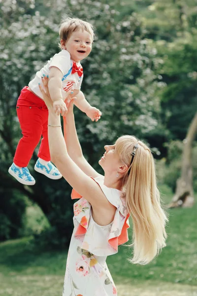 Joven mamá con su pequeño hijo — Foto de Stock