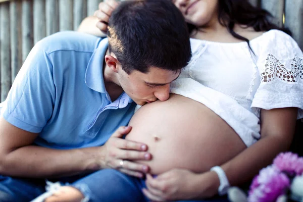 Hombre y mujer embarazada cerca de valla de madera —  Fotos de Stock