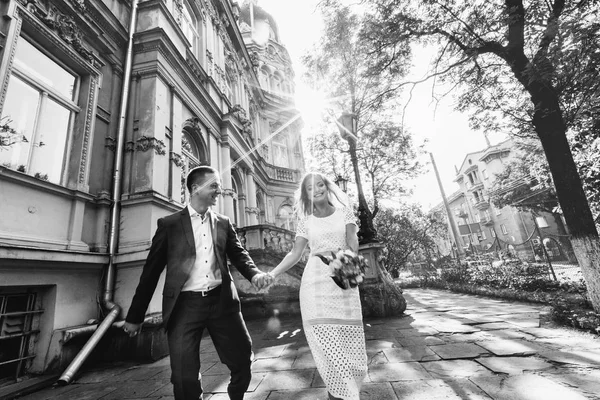 Pasgetrouwden op hun trouwdag — Stockfoto