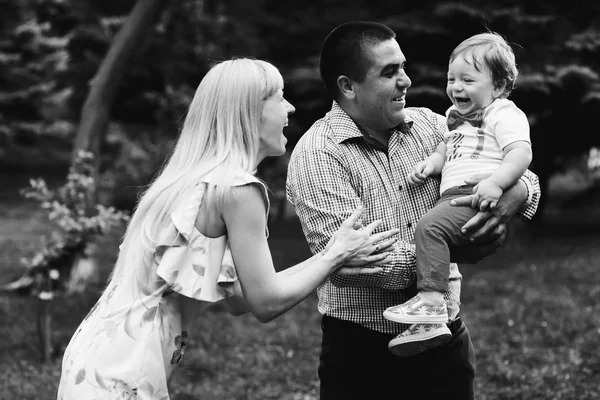 Familia feliz con niño pequeño — Foto de Stock