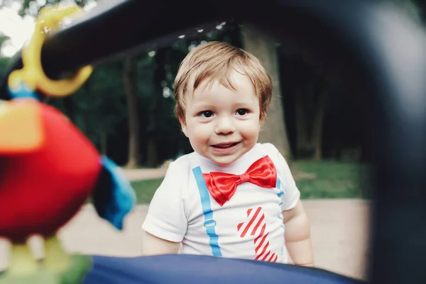 Niño adorable cerca de cochecito —  Fotos de Stock