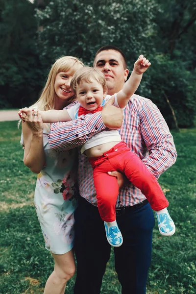 Familia feliz con niño pequeño — Foto de Stock