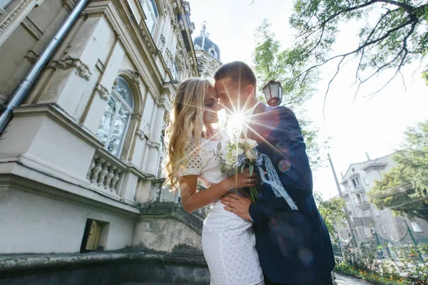 Pasgetrouwden op hun trouwdag — Stockfoto