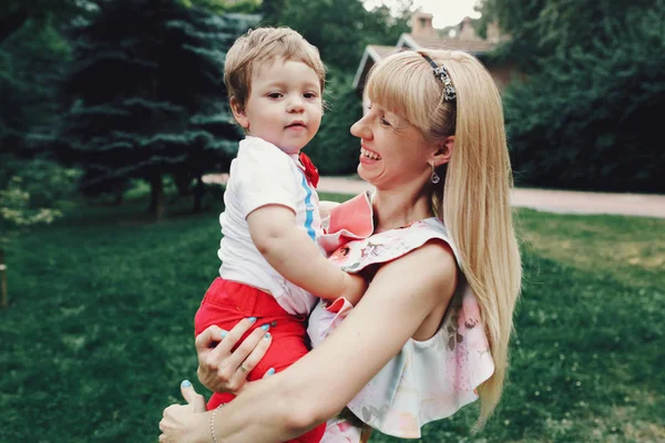 Joven mamá con su pequeño hijo — Foto de Stock