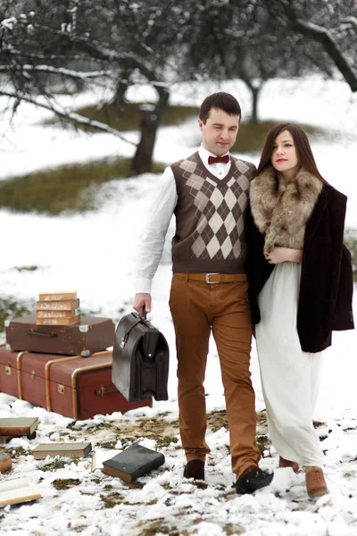 Coppia amorevole con valigie nel parco invernale — Foto Stock