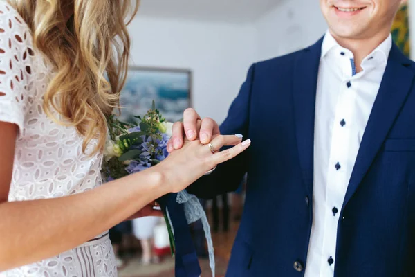 Par på bröllop ceremoni — Stockfoto