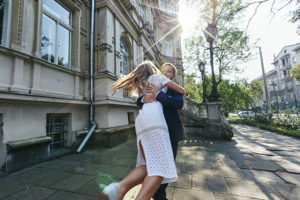 Pasgetrouwden op hun trouwdag — Stockfoto