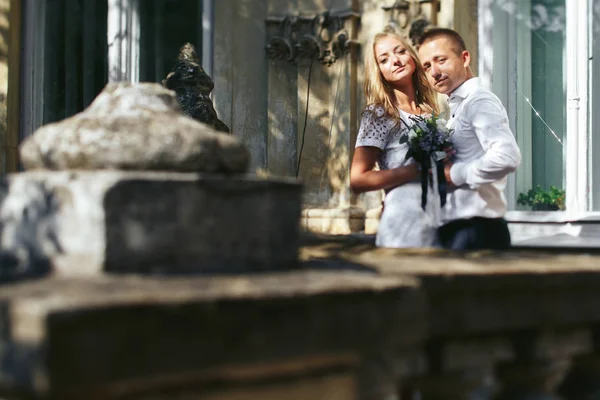 Recém-casados no dia do casamento — Fotografia de Stock