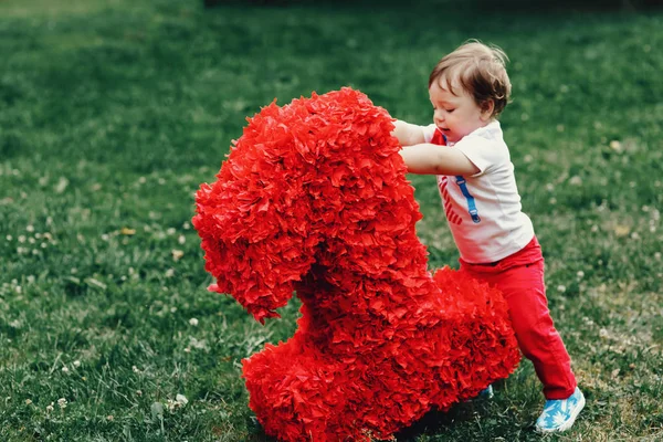 Niño detrás del número uno hecho de flores —  Fotos de Stock