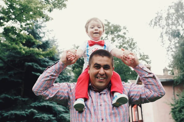 Padre jugando con su hijo pequeño — Foto de Stock