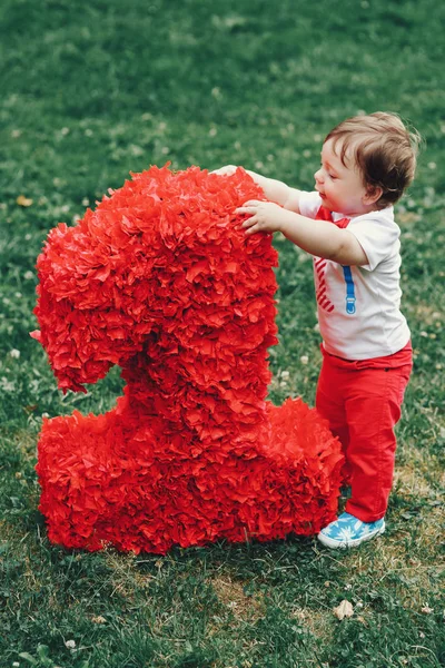 Niño detrás del número uno hecho de flores —  Fotos de Stock
