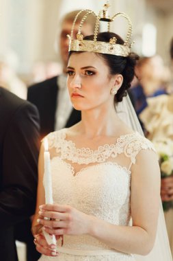 Gelin düğün kilise içinde