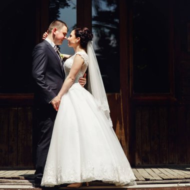 Gelin ve damat eski ahşap evi tarafından