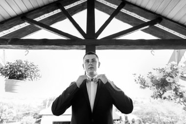 Genç damat giyinmek