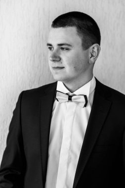 Genç düğün gününde damat