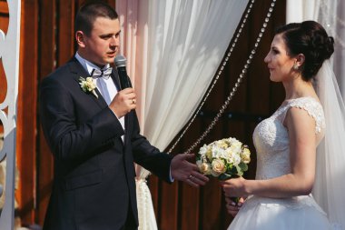 Neşeli Düğün çifti sunağın altında