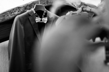 Siyah smokin beyaz fiyonklu