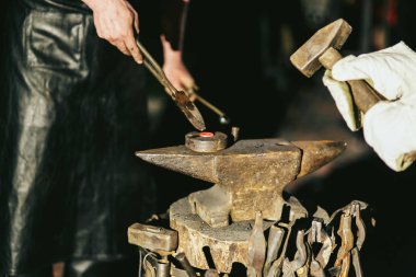 Demirci ile sıcak kırmızı çelik inşaat 