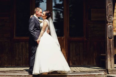 Gelin ve damat eski ahşap evi tarafından