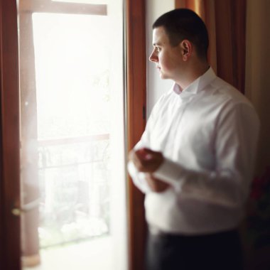 Genç damat giyinmek