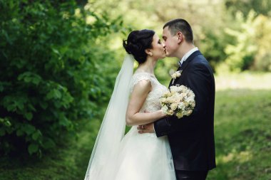 İki yeşil bahçe içinde düğün