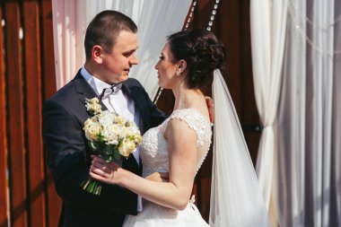 Neşeli Düğün çifti sunağın altında