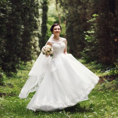 Ormandaki esmer gelin pozlar 