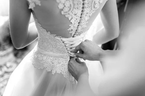 Невеста покупает платья — стоковое фото