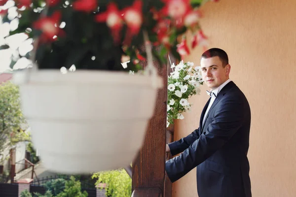 Giovane sposo il giorno del matrimonio — Foto Stock