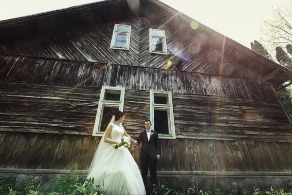 Gelin ve damat eski ahşap evi tarafından — Stok fotoğraf