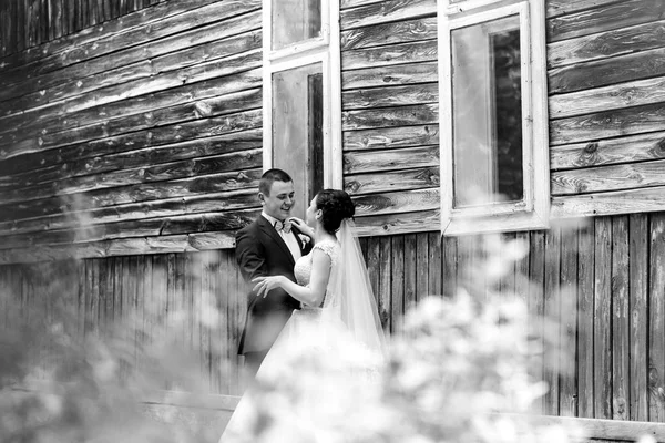 Novia y novio por casa de madera vieja — Foto de Stock