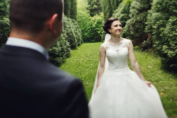 Hochzeitspaar im grünen Garten — Stockfoto