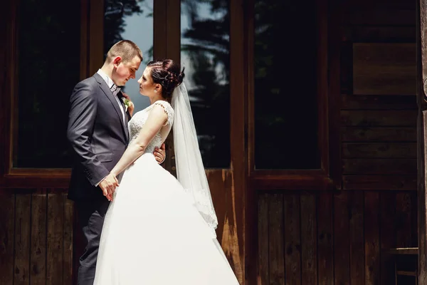 Novia y novio por casa de madera vieja —  Fotos de Stock