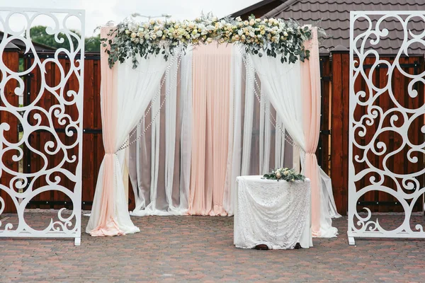 Pequeña mesa blanca antes del altar de boda —  Fotos de Stock