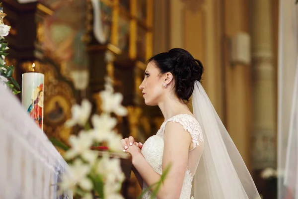 Noiva na igreja em cerimônia de casamento — Fotografia de Stock