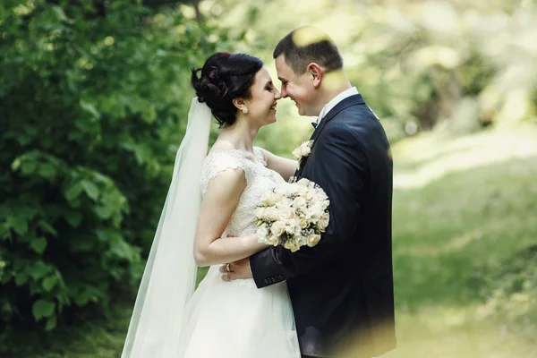 Bröllop par i grönskande trädgård — Stockfoto