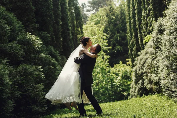Pareja de boda en jardín verde — Foto de Stock