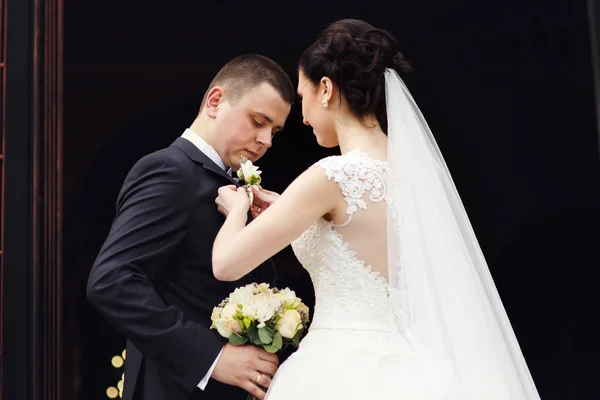 Jóvenes recién casados cerca de la iglesia —  Fotos de Stock