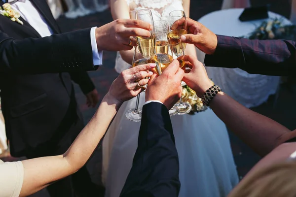 Recém-casados e amigos clang óculos — Fotografia de Stock