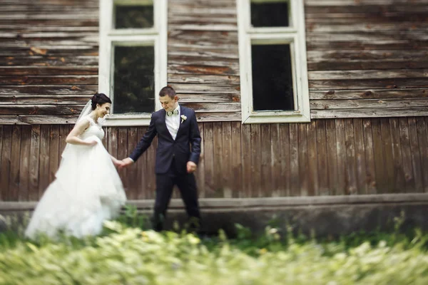 Mariée et marié par vieille maison en bois — Photo