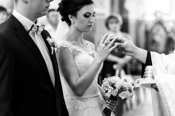 Nygifta i kyrkan på bröllop — Stockfoto